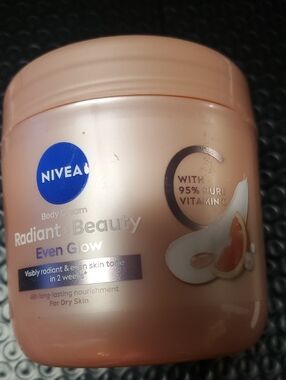 NIVEA Radiant & Beauty Even Glow Body Cream - Peach